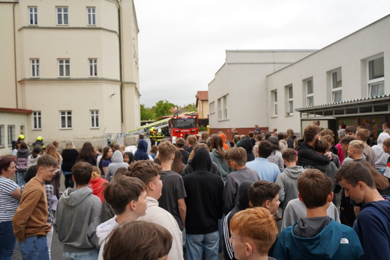 Taktické cvičení hasičů spojené s evakuací školy