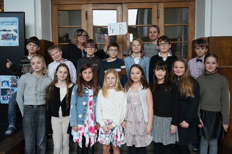 Vysvědčení ve společenském obleku