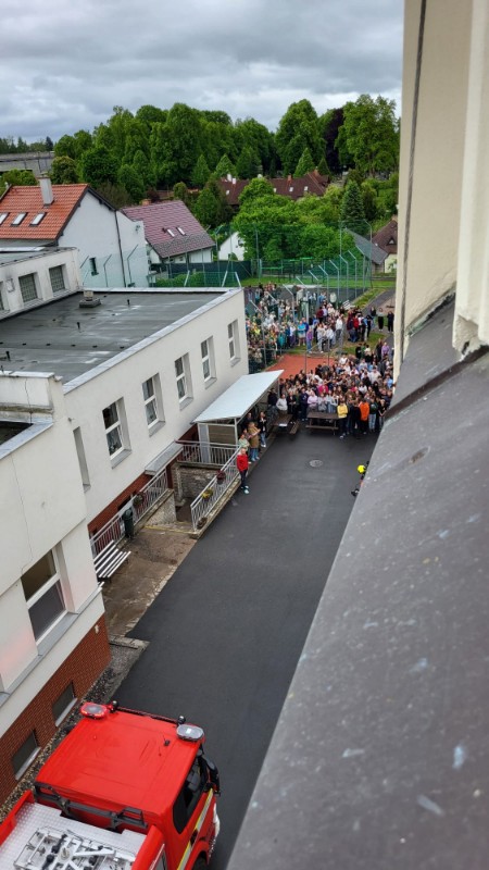 Taktické cvičení hasičů spojené s evakuací školy