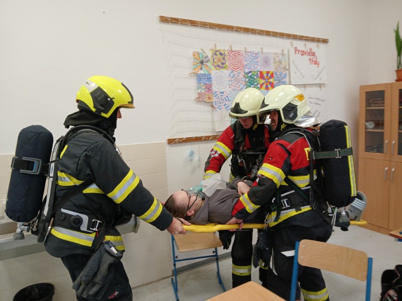 Taktické cvičení hasičů spojené s evakuací školy