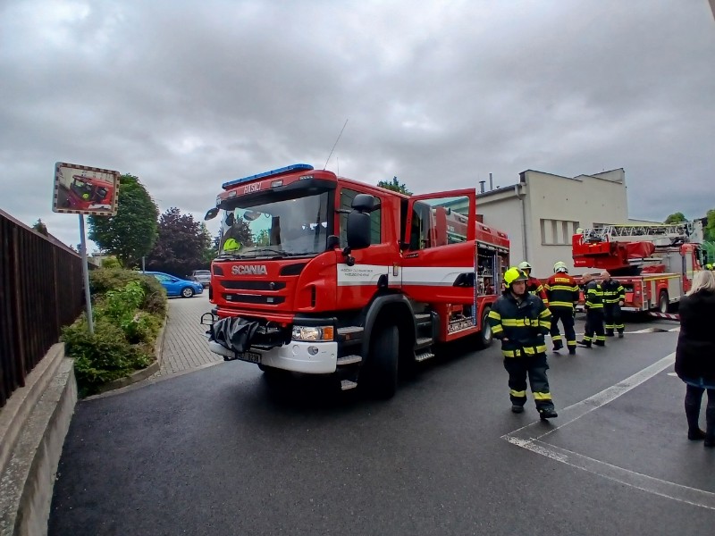 Taktické cvičení hasičů spojené s evakuací školy