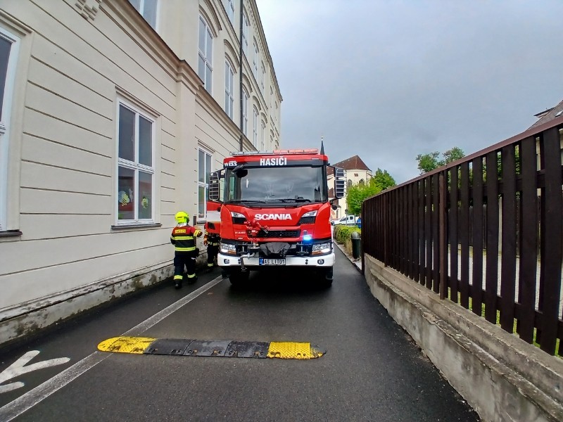 Taktické cvičení hasičů spojené s evakuací školy
