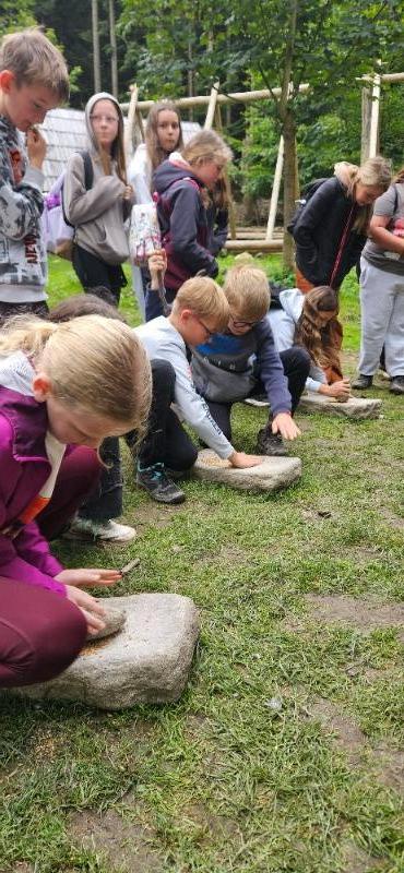 Dějepisná exkurze šesťáků na Křivolík Dějepisná exkurze šesťáků na Křivolík
