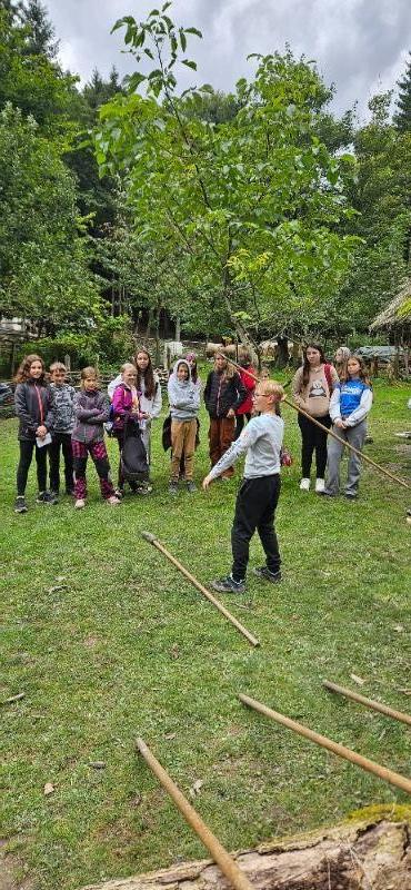 Dějepisná exkurze šesťáků na Křivolík Dějepisná exkurze šesťáků na Křivolík