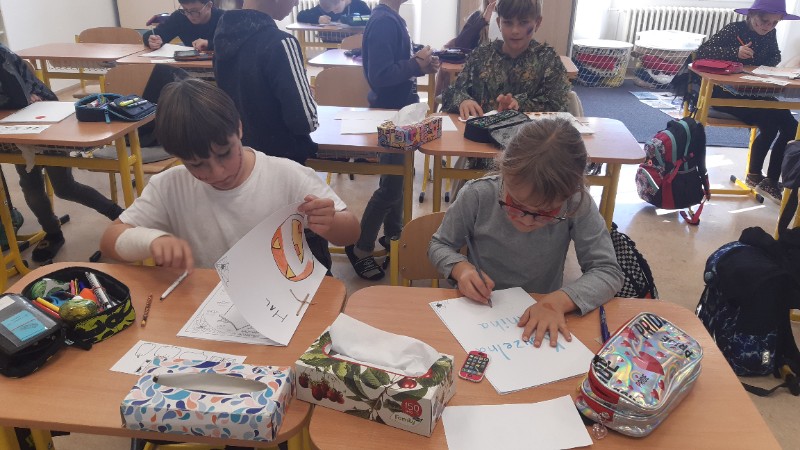 Halloween a Dušičky u nás a ve světě - výroba knihy