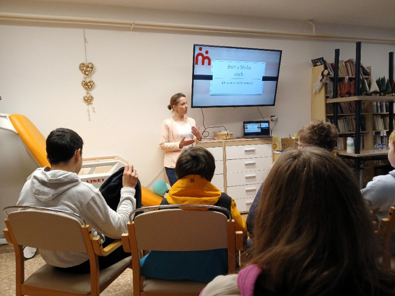 Stáří zblízka aneb Dotkni se světa seniorů Stáří zblízka aneb Dotkni se světa seniorů