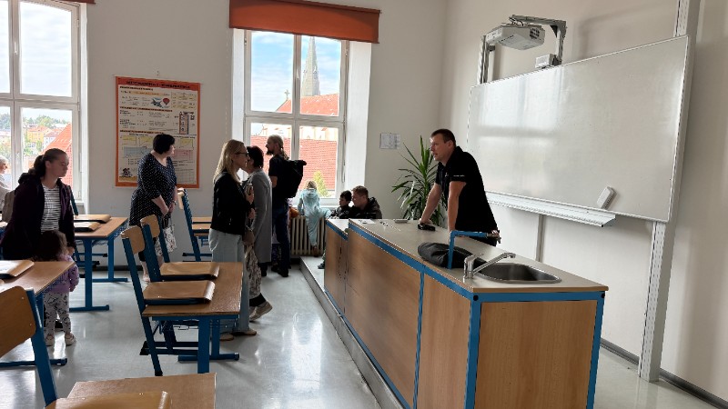 Prohlídka školy od sklepa po půdu