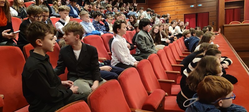 Prašina v Klicperově divadle