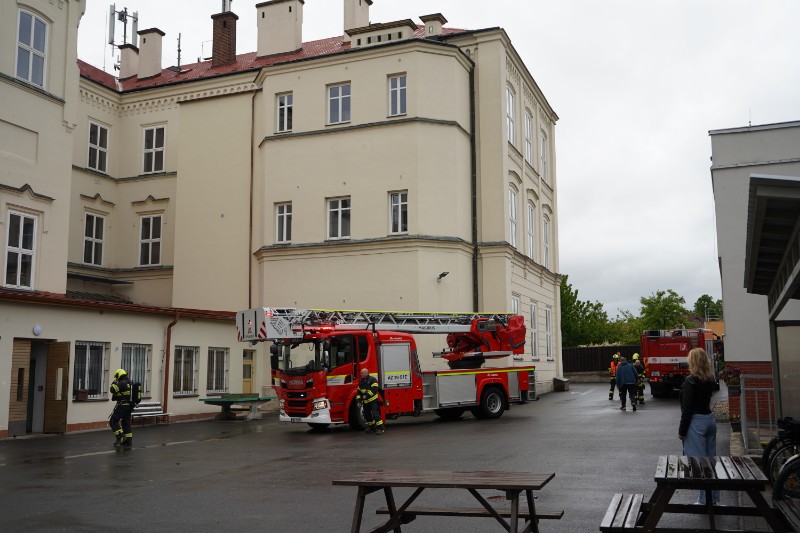 Taktické cvičení hasičů spojené s evakuací školy
