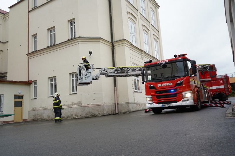 Taktické cvičení hasičů spojené s evakuací školy