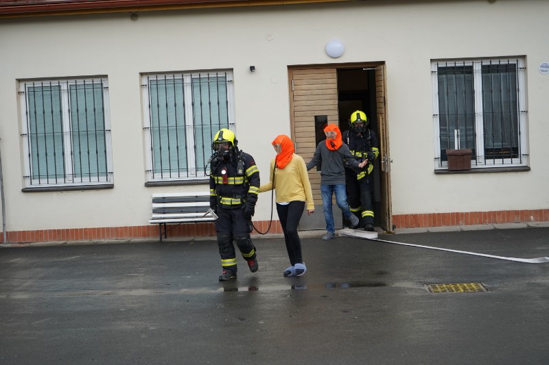 Taktické cvičení hasičů spojené s evakuací školy