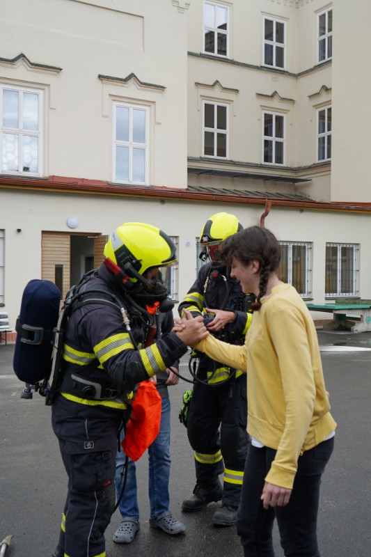 Taktické cvičení hasičů spojené s evakuací školy