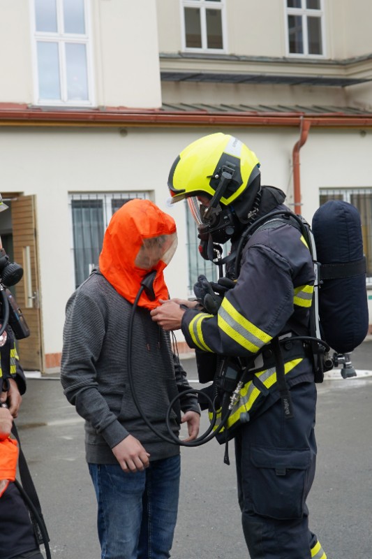 Taktické cvičení hasičů spojené s evakuací školy