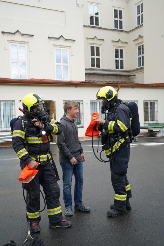 Taktické cvičení hasičů spojené s evakuací školy