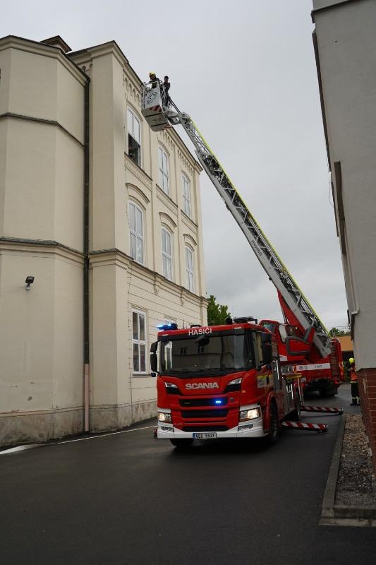Taktické cvičení hasičů spojené s evakuací školy