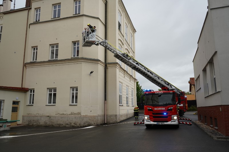 Taktické cvičení hasičů spojené s evakuací školy