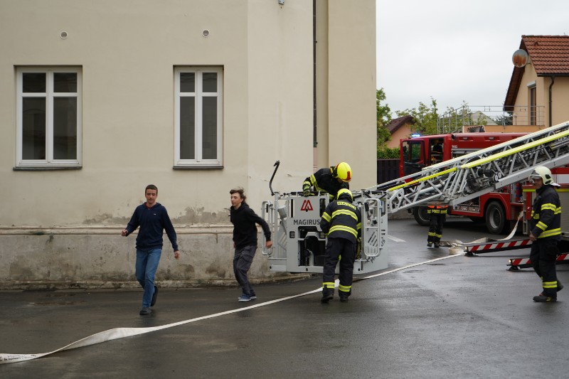Taktické cvičení hasičů spojené s evakuací školy