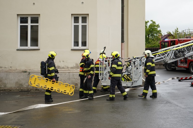 Taktické cvičení hasičů spojené s evakuací školy