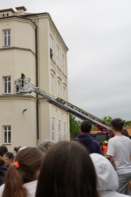 Taktické cvičení hasičů spojené s evakuací školy