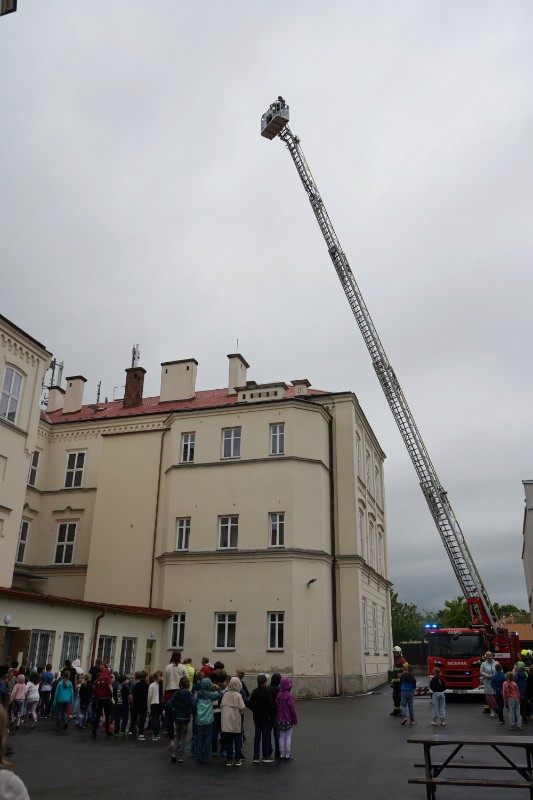 Taktické cvičení hasičů spojené s evakuací školy