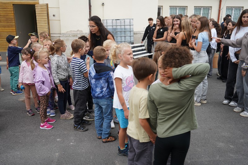 Spolupráce prvňáčků a deváťáků