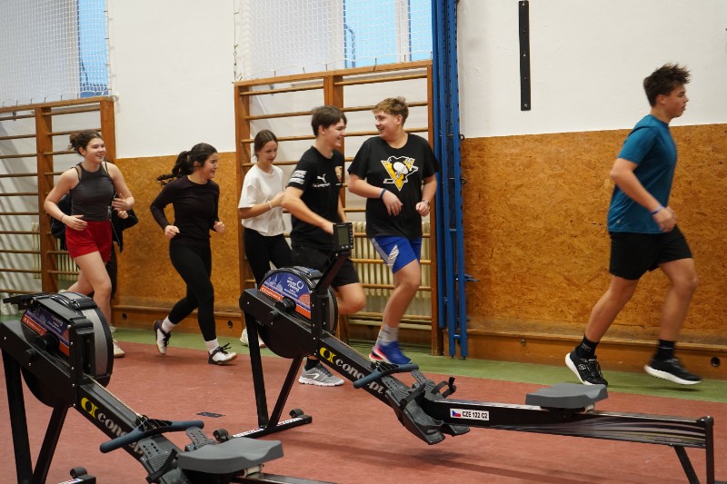 Soutěž na veslařských trenažerech