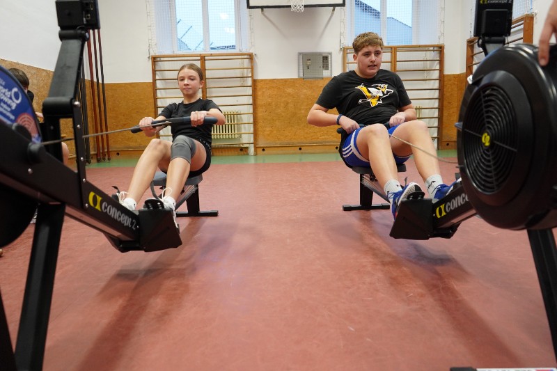 Soutěž na veslařských trenažerech