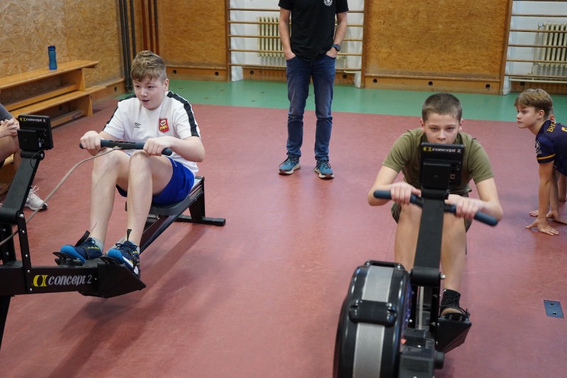 Soutěž na veslařských trenažerech