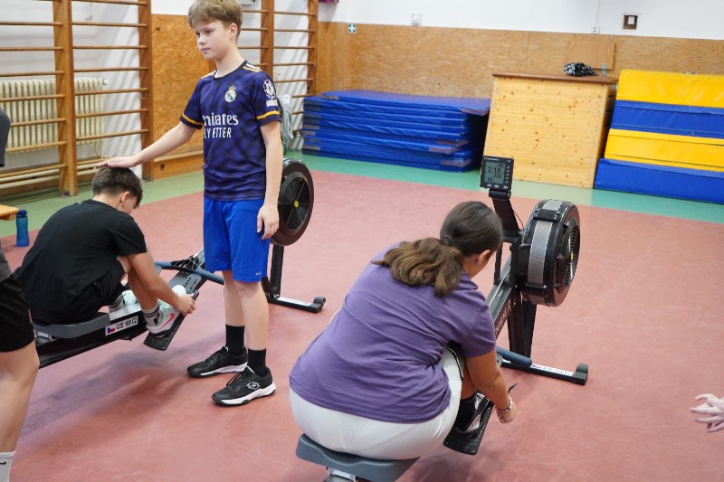 Soutěž na veslařských trenažerech