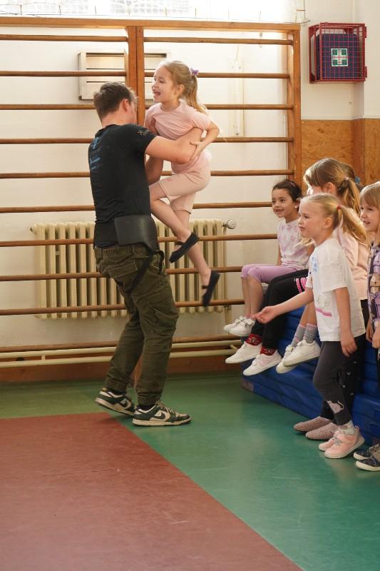 Sebeobrana v prvních třídách a II. A Sebeobrana v prvních třídách a II. A