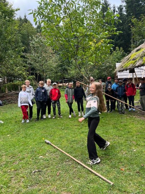 Dějepisná exkurze šesťáků na Křivolík Dějepisná exkurze šesťáků na Křivolík