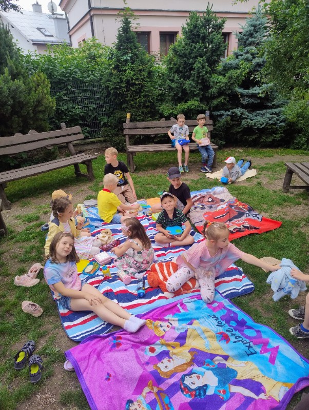 Společný piknik na školním dvoře