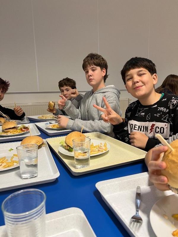 Oběd na přání - pochutnali jsme si na burgeru!