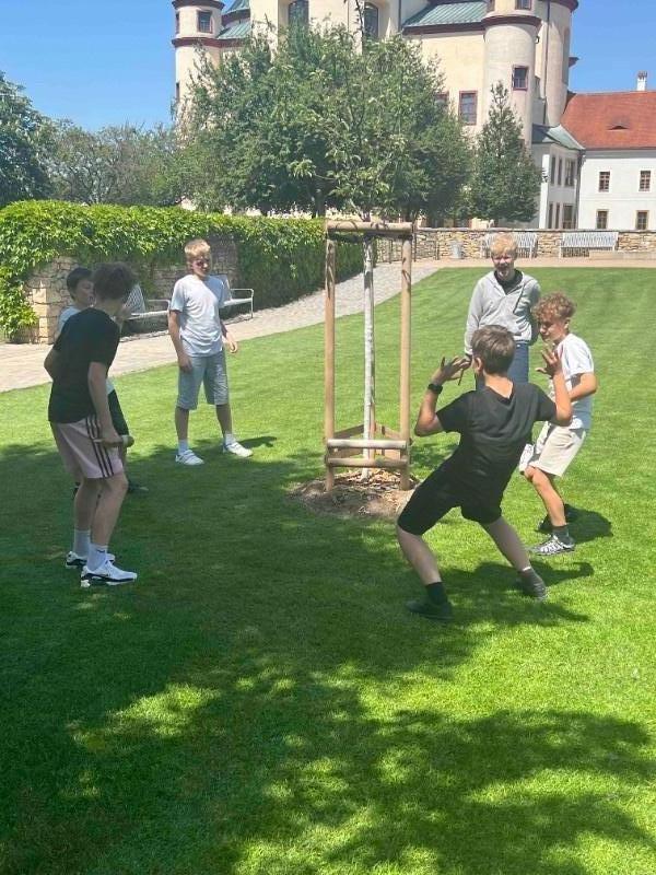 Pravěké rituály v hodině hudební výchovy