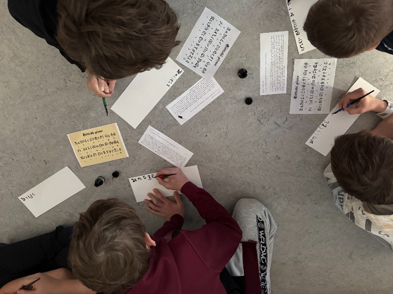 Jako ve středověkém skriptoriu Jako ve středověkém skriptoriu