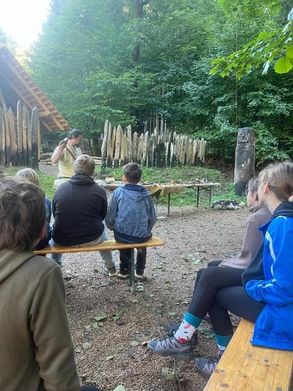 Dějepisná exkurze šesťáků na Křivolík Dějepisná exkurze šesťáků na Křivolík