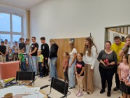 Prvňáčci a deváťáci na průzkumu školy Prvňáčci a deváťáci na průzkumu školy
