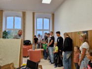 Prvňáčci a deváťáci na průzkumu školy Prvňáčci a deváťáci na průzkumu školy