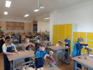 SVP - kluci v dílnách, dívky vyráběly lapače snů
