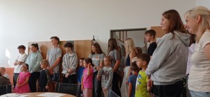 Prvňáčci a deváťáci na průzkumu školy Prvňáčci a deváťáci na průzkumu školy