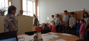 Prvňáčci a deváťáci na průzkumu školy Prvňáčci a deváťáci na průzkumu školy