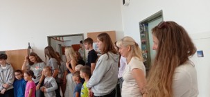 Prvňáčci a deváťáci na průzkumu školy Prvňáčci a deváťáci na průzkumu školy