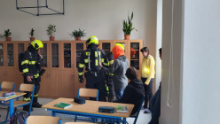 Taktické cvičení hasičů spojené s evakuací školy