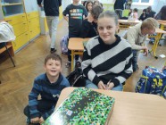 Prvňáčci a deváťáci na průzkumu školy Prvňáčci a deváťáci na průzkumu školy