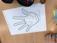 Vysvědčení (školní výzva “Suit up day”