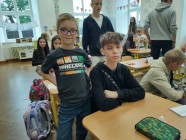 Prvňáčci a deváťáci na průzkumu školy Prvňáčci a deváťáci na průzkumu školy