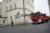 Taktické cvičení hasičů spojené s evakuací školy