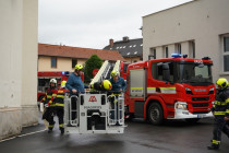 Taktické cvičení hasičů spojené s evakuací školy