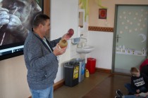 O chovu goril s odborníkem
