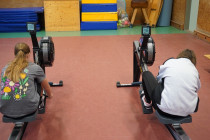 Soutěž na veslařských trenažerech